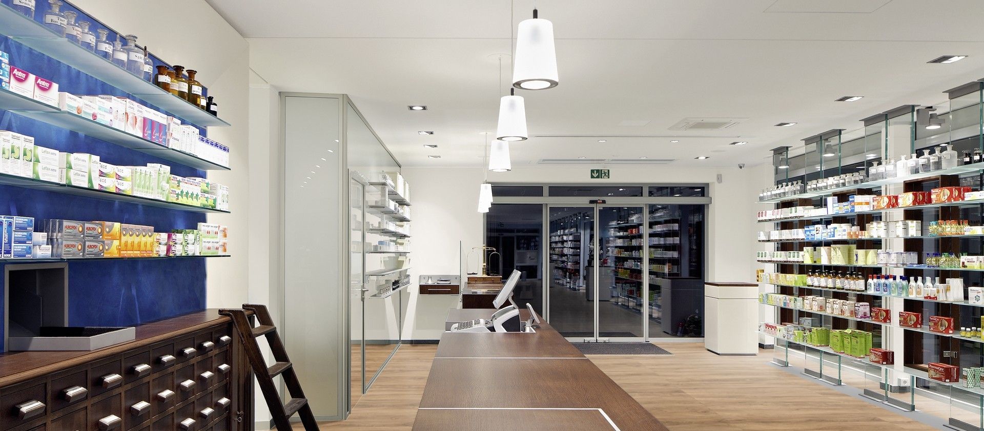 Gulvbelægning i apotek - Tæppeladen